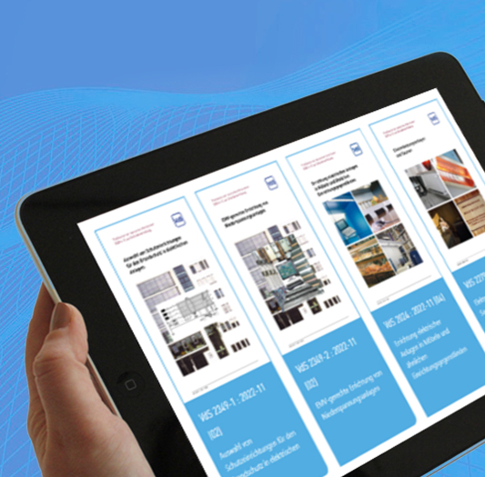 Im Bild ist ein iPad mit einer Auswahl von VdS-Richtlinien vor blauem Hintergrund